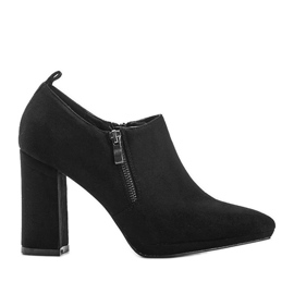Czarne zamszowe botki na słupku Carla