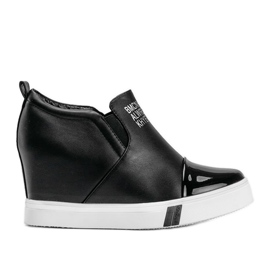 Czarne sneakersy damskie z napisami Caroline