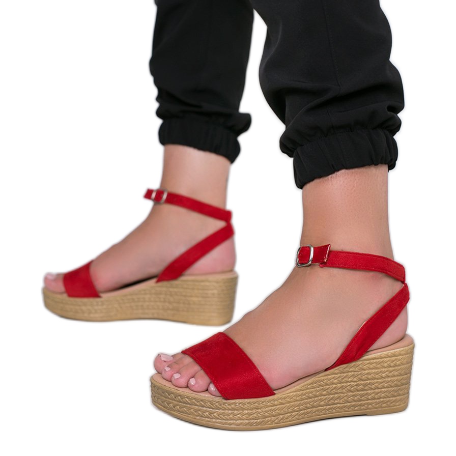 Czerwone sandały na koturnie Seaky czarne