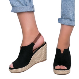 Czarne sandały na koturnie Lindy