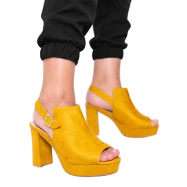 Musztardowe sandały na słupku Lordly żółte