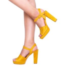 Musztardowe sandały na słupku Paige żółte
