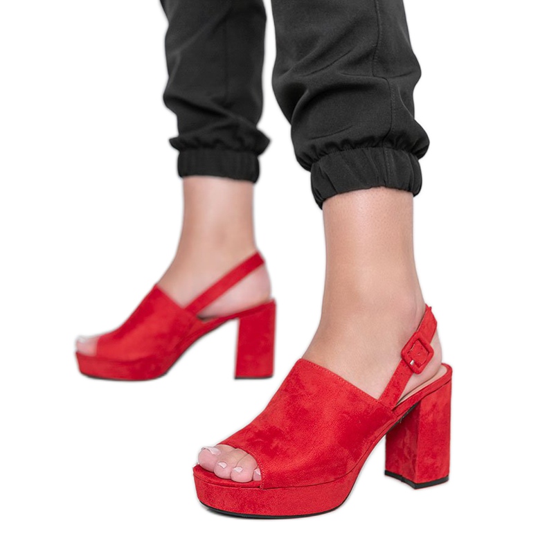 Czerwone sandały na słupku Chikie