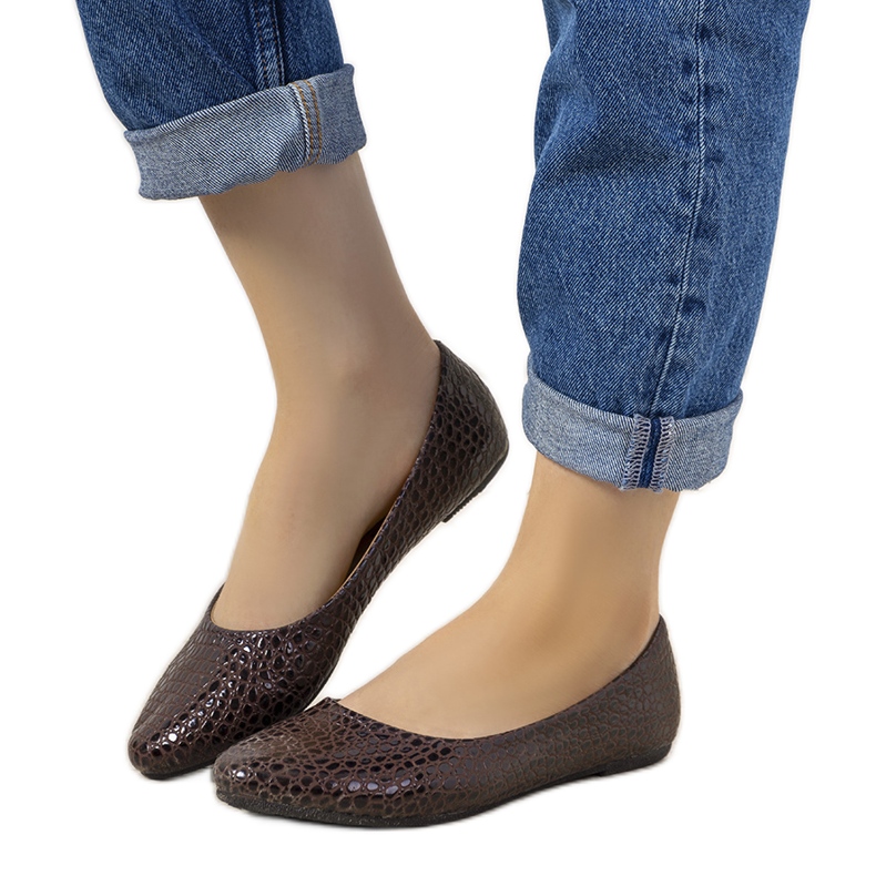 Brązowe lakierowane baleriny w motywie skóry krokodyla Mozzare różowe