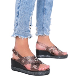 Brązowe sandały na koturnie metaliczne Mon