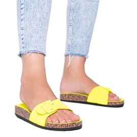 Żółte klapki na korkowej podeszwie