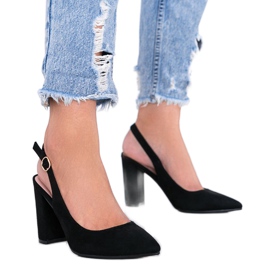 Czarne czółenka na słupku Pho