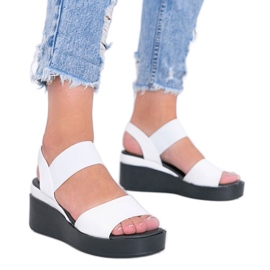 Białe sandały na koturnie Wins