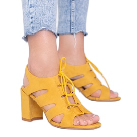 Musztardowe wiązane sandały na słupku Isabella żółte