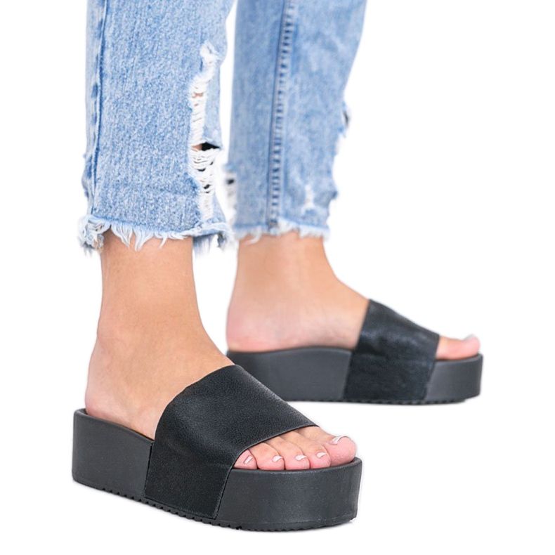 Czarne klapki na grubej podeszwie Crysta