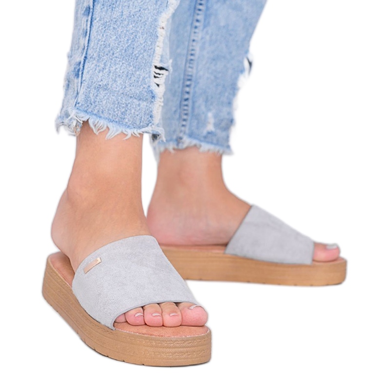 Szare klapki na platformie