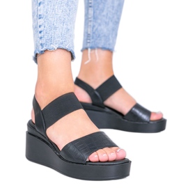 Czarne sandały na koturnie Wins