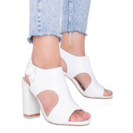 Białe sandałki na słupku Gally