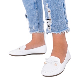 Białe mokasyny w motywie skóry krokodyla Miriam