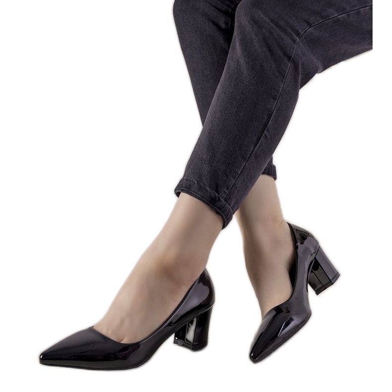 Czarne czółenka na słupku Harye