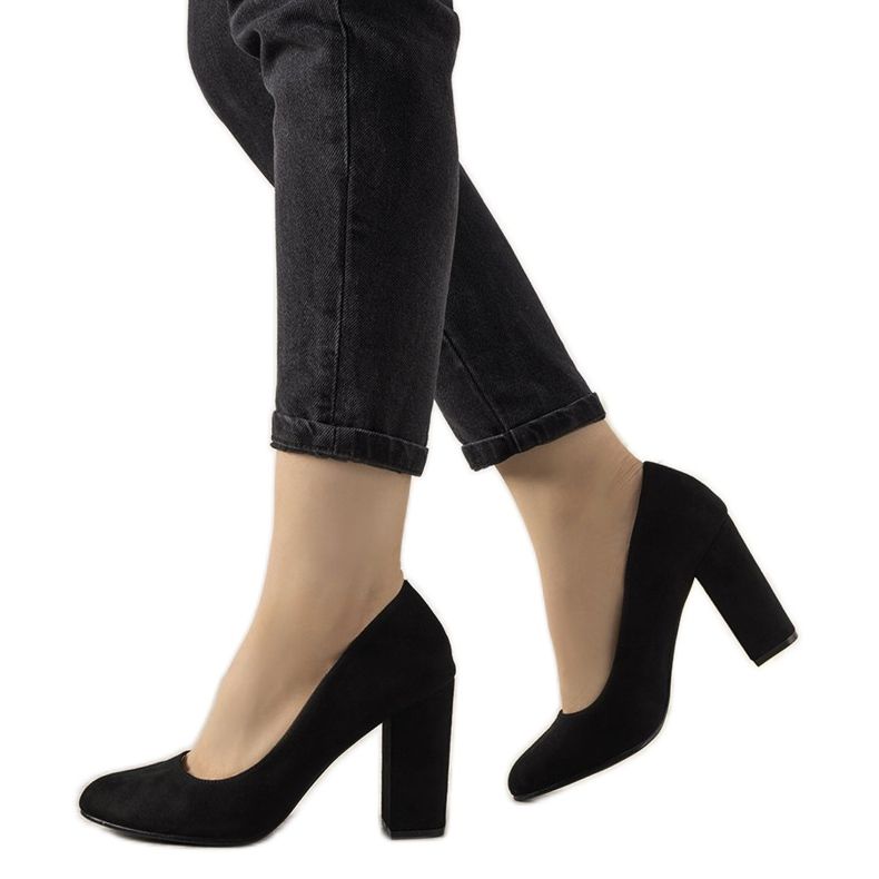 Czarne czółenka na słupku Selva