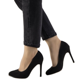Czarne czółenka na szpilce Dermeno