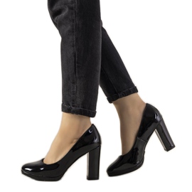 Czarne lakierowane czółenka na słupku Bellisima