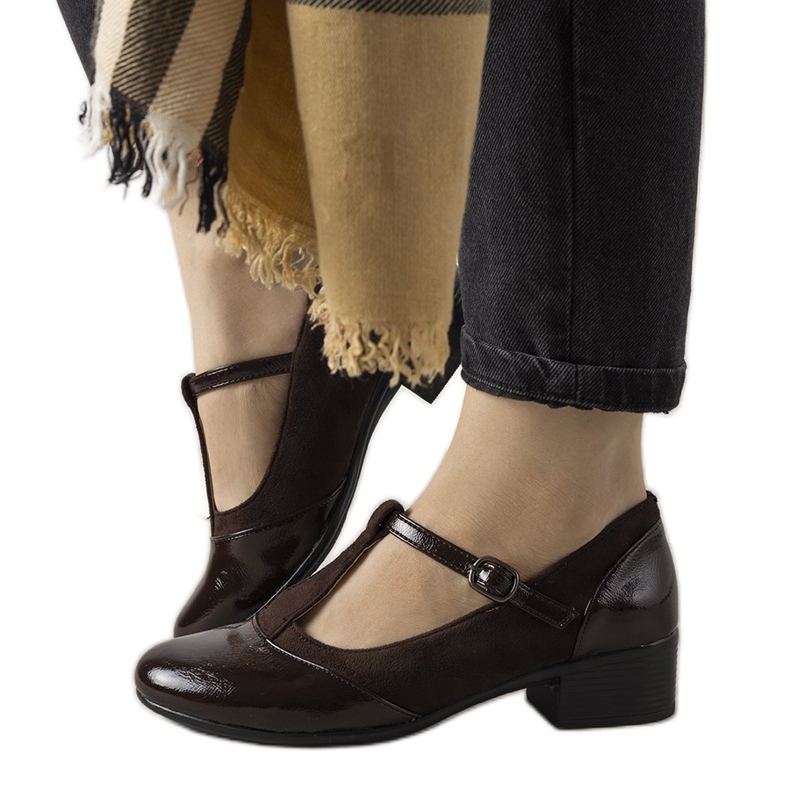 Brązowe czółenka na słupku z lakierowanym noskiem Manam