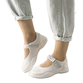 Białe obuwie sportowe z holograficzną wstawką Melania