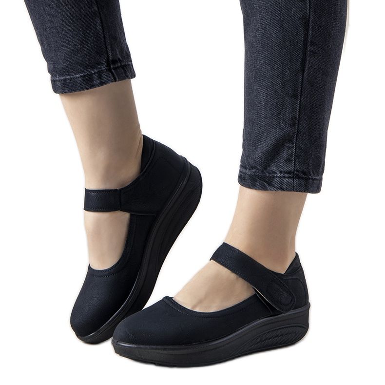 Czarne półbuty na grubej podeszwie Lumen