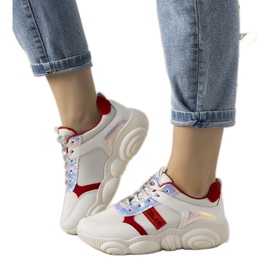 Biało czerwone sneakersy damskie Carry białe