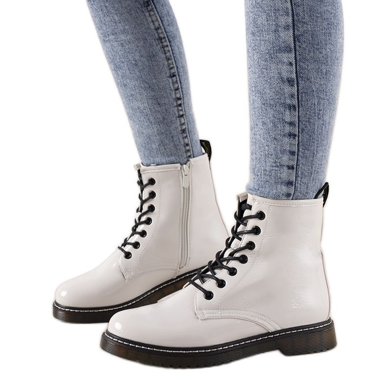 Białe lakierowane glany damskie Peve