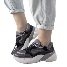 Czarne sneakersy na wysokiej podeszwie
