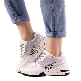 Białe sneakersy z holograficznymi wstawkami Manitoba srebrny