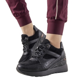 Czarne sneakersy w motywie skóry węża Halsey