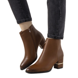 Brązowe klasyczne botki na słupku Arteaga