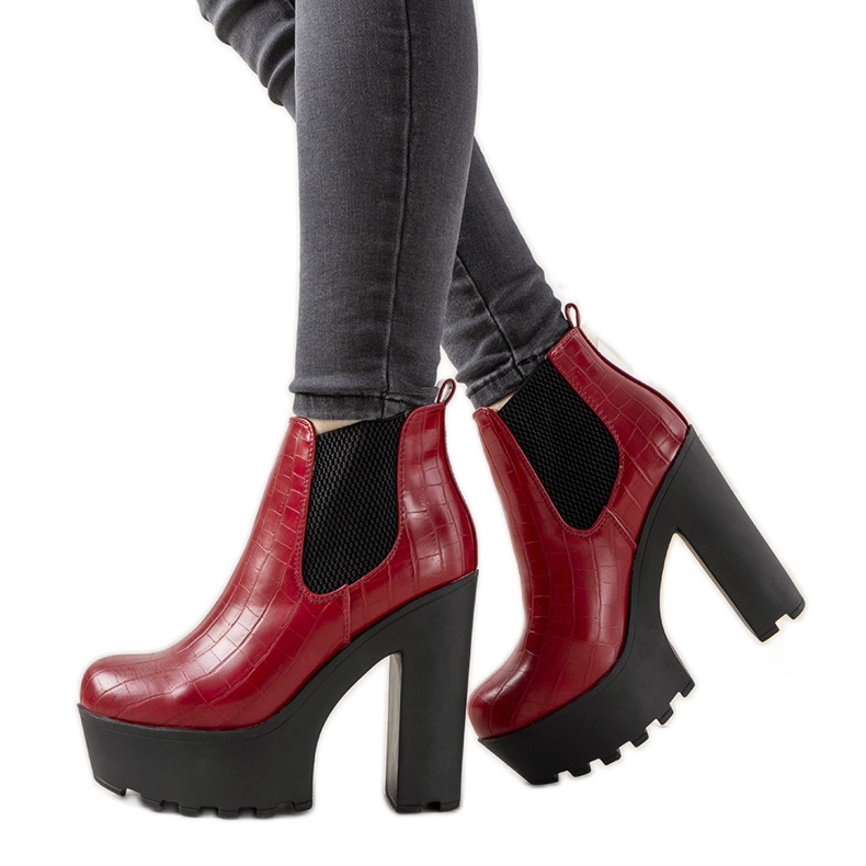 Czerwone botki na słupku Zellola