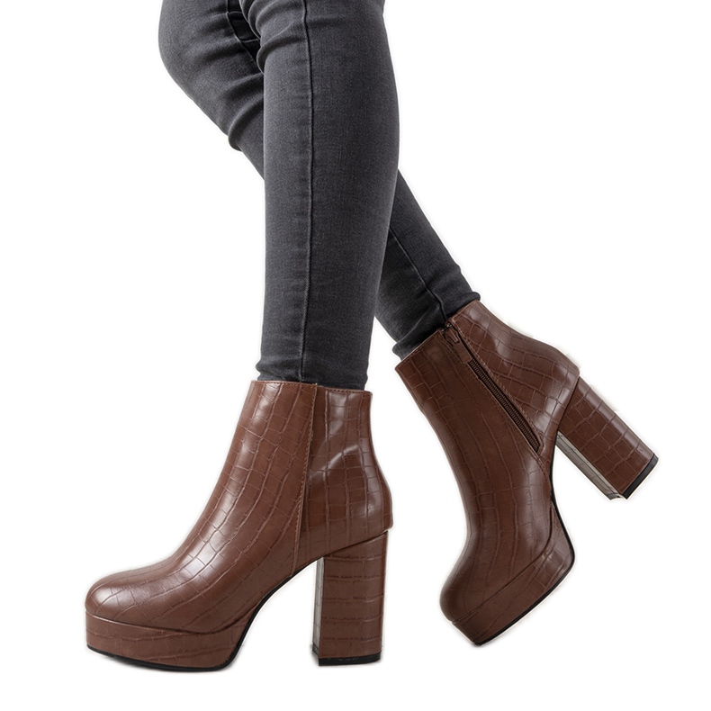 Brązowe botki na słupku Usinaya