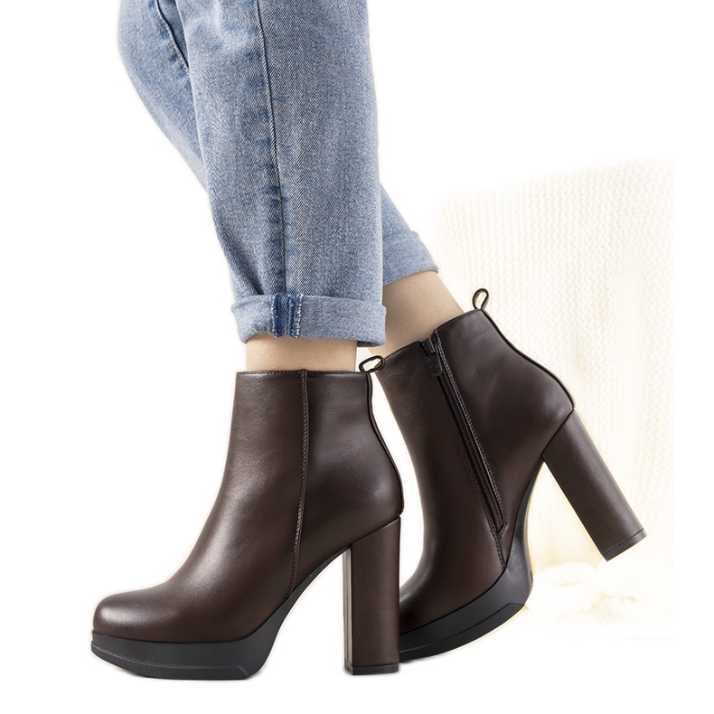 Brązowe damskie klasyczne botki na słupku Ferii