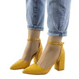 Musztardowe czółenka na słupku Davies żółte