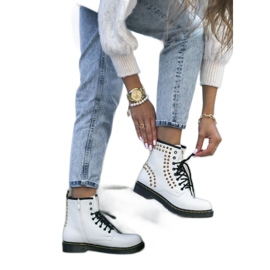 Białe workery z ćwiekami Marten