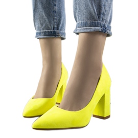 Żółte neonowe czółenka na słupku Castles