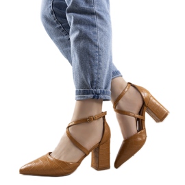 Brązowe czółenka na słupku Strutt