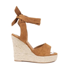 Brązowe sandały na koturnie Holiday Time