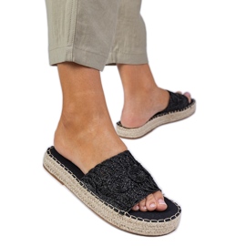 Czarne klapki damskie z plecionym paskiem