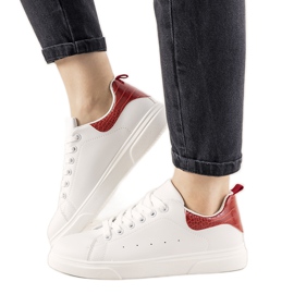 Biało czerwone sneakersy na grubej podeszwie Influ białe