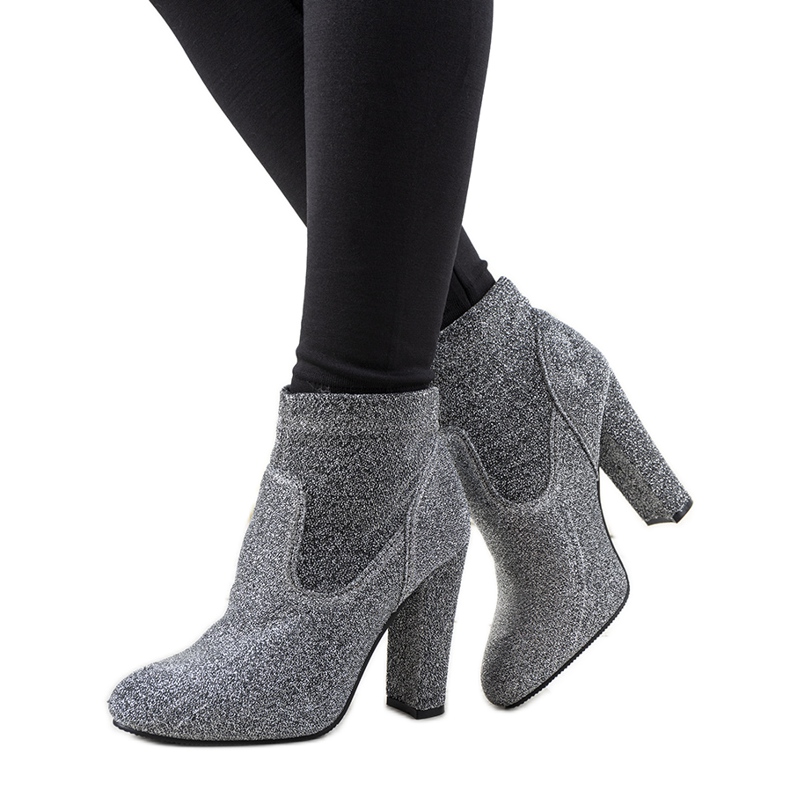 Srebrne błyszczące botki na słupku Birgit srebrny