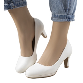 Białe czółenka na szpilce z eko-skóry Fink