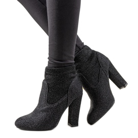 Czarne błyszczące botki na słupku Birgit