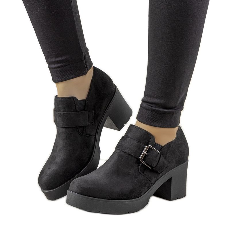 Czarne półbuty na słupku Leonie