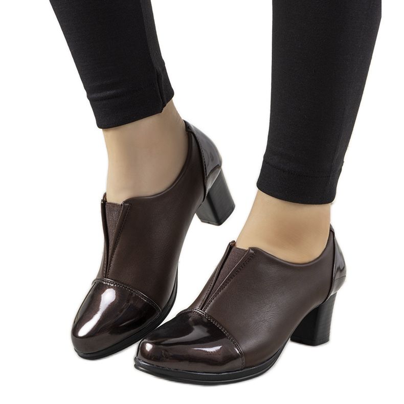 Brązowe półbuty na słupku Villareal