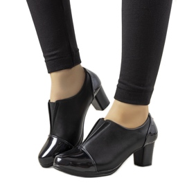 Czarne półbuty na słupku Villareal