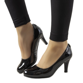 Czarne lakierowane czółenka na słupku Zamora