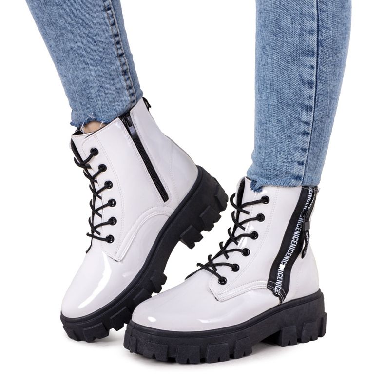 Białe traperki lakierowane Brisette