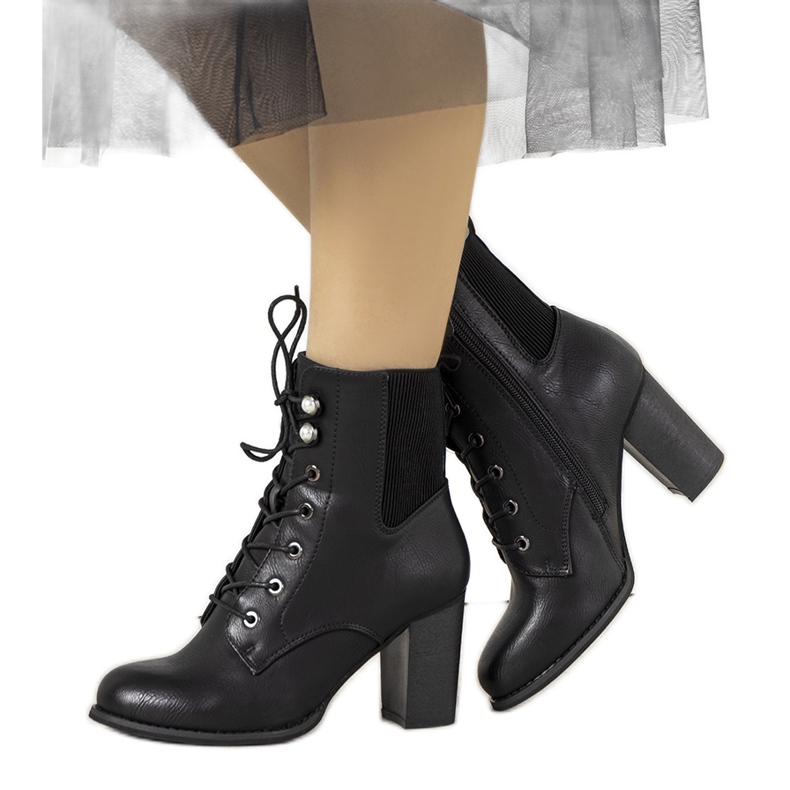 Czarne botki na słupku Vedette